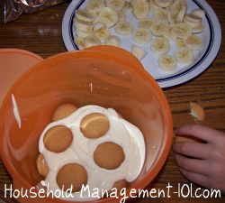 layering the banana pudding