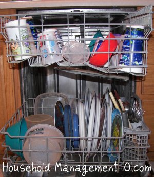 How to load a dishwasher the right way {on Household Management 101}
