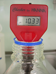 pH of alkaline and acidic cleaning liquids