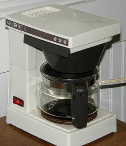 clean coffee maker with vinegar