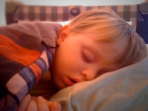How much sleep do kids need? Guidelines and tips to make sure kids of all ages are getting enough {on Household Management 101}