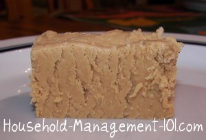 Easy peanut butter fudge recipe, perfect for Christmas or really any time {on Household Management 101} #PeanutButterFudgeRecipe #EasyDessertRecipe #PeanutButterFudge